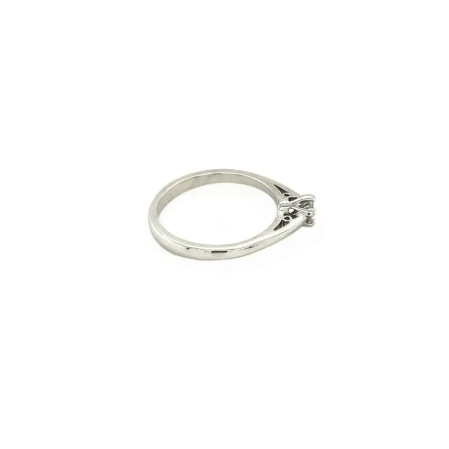 solitair_ring_with_diamon_3.webp Solitair ring with diamond 9 krt>Vintage Jewellery Clearance