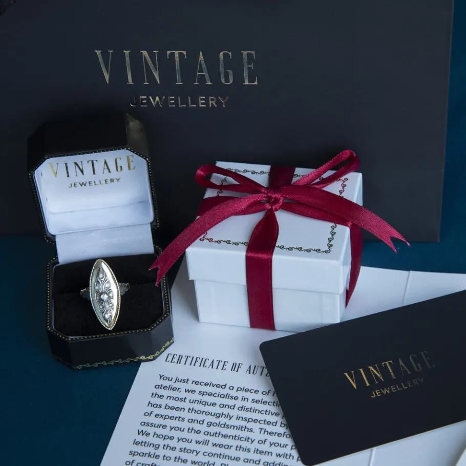 white_gold_ring_with_diam_5-9.webp White gold ring with diamonds 18 krt>Vintage Jewellery Fashion