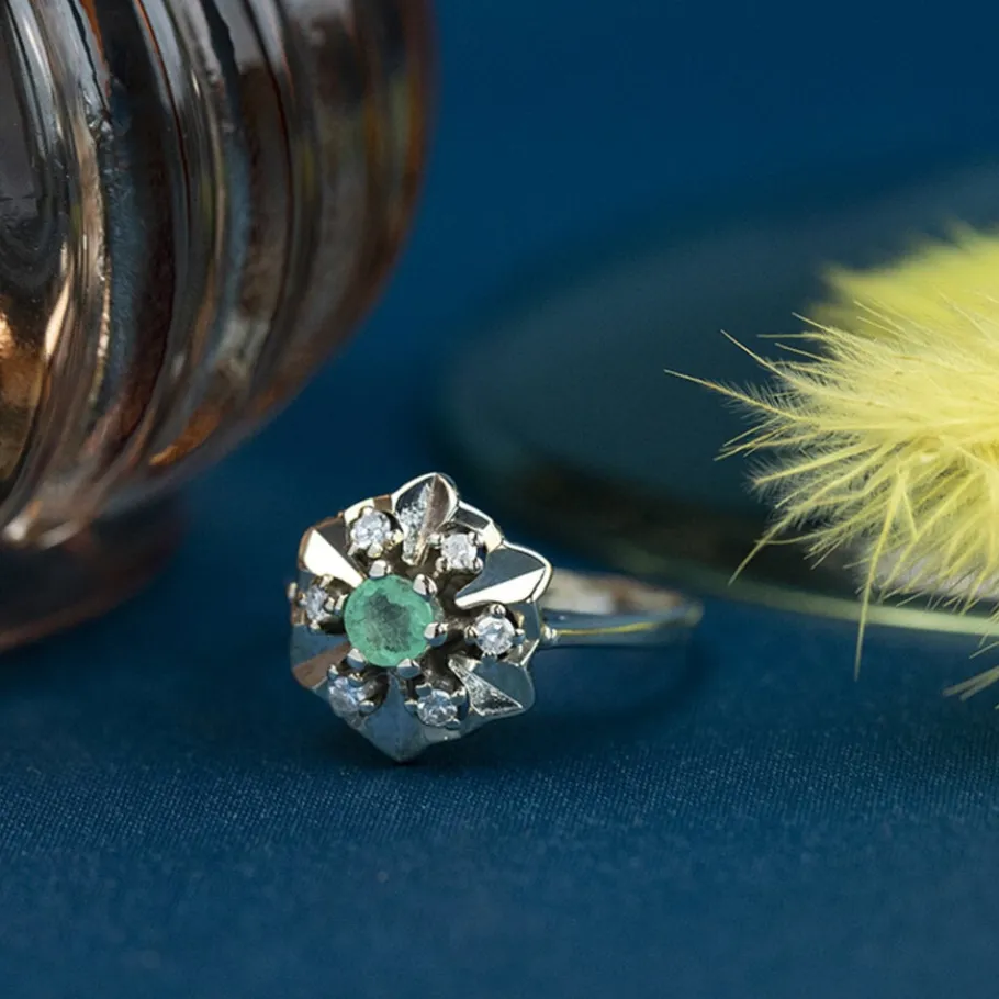 White gold ring with emerald and diamonds 14 krt>Vintage Jewellery Sale