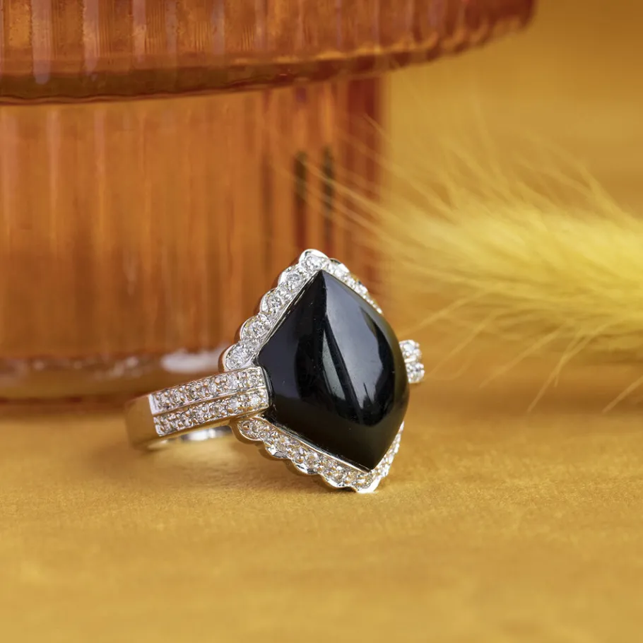 White gold ring with onyx and diamonds 14 krt>Vintage Jewellery Sale