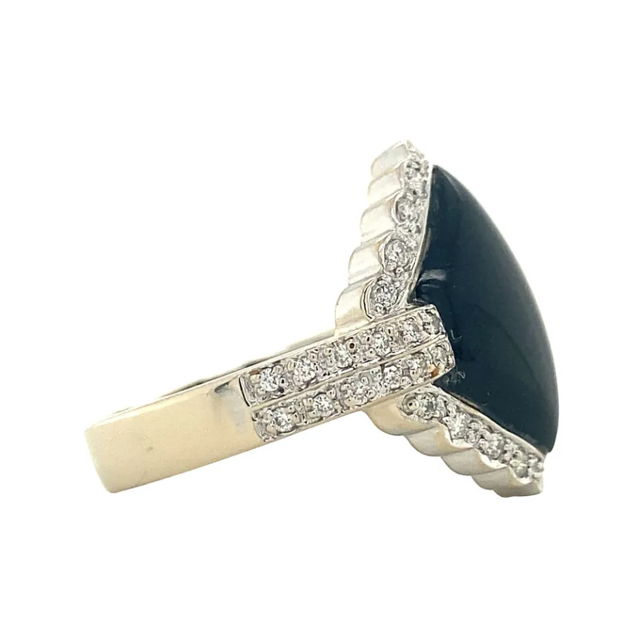 white_gold_ring_with_onyx_3.webp White gold ring with onyx and diamonds 14 krt>Vintage Jewellery Sale