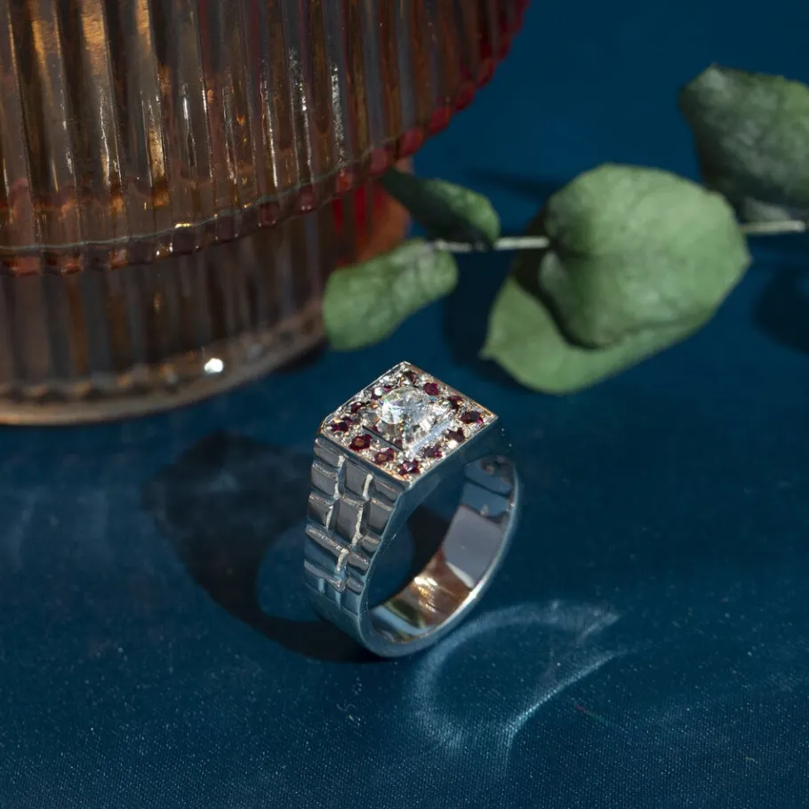 White gold ring with ruby and diamonds 18 krt>Vintage Jewellery Clearance